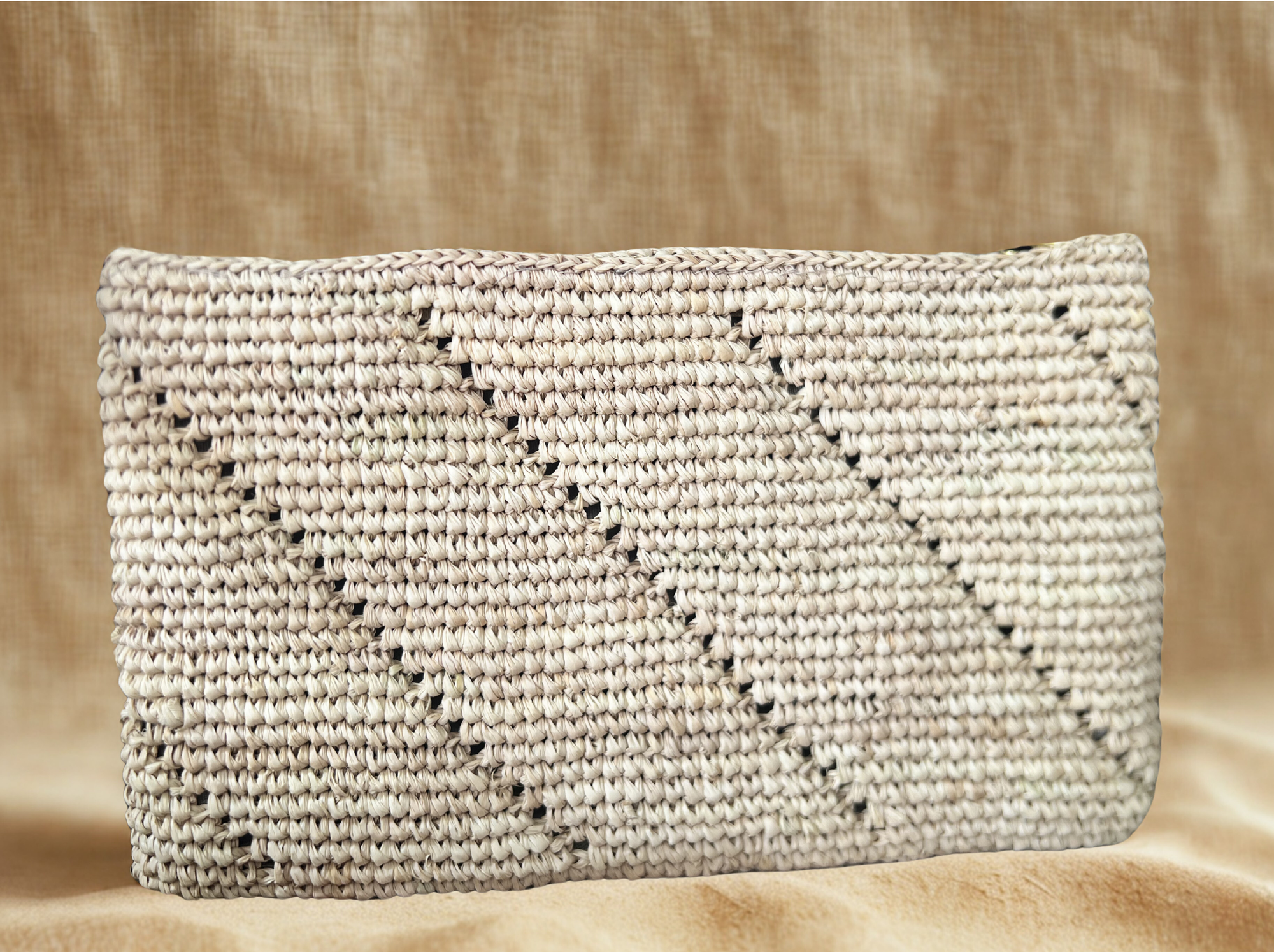 Zipped raffia pouch in natural tone