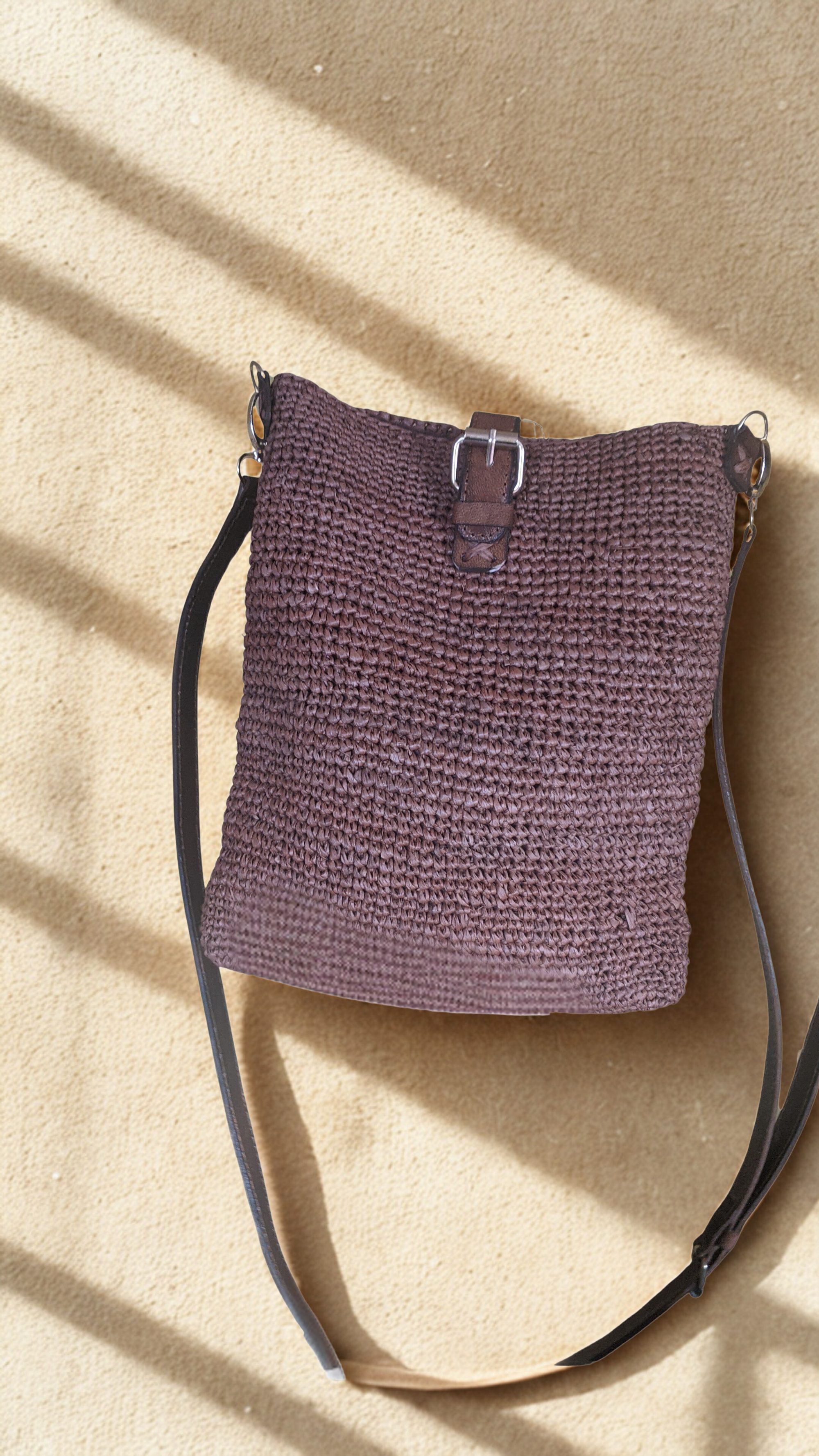 Half-moon natural raffia crossbody