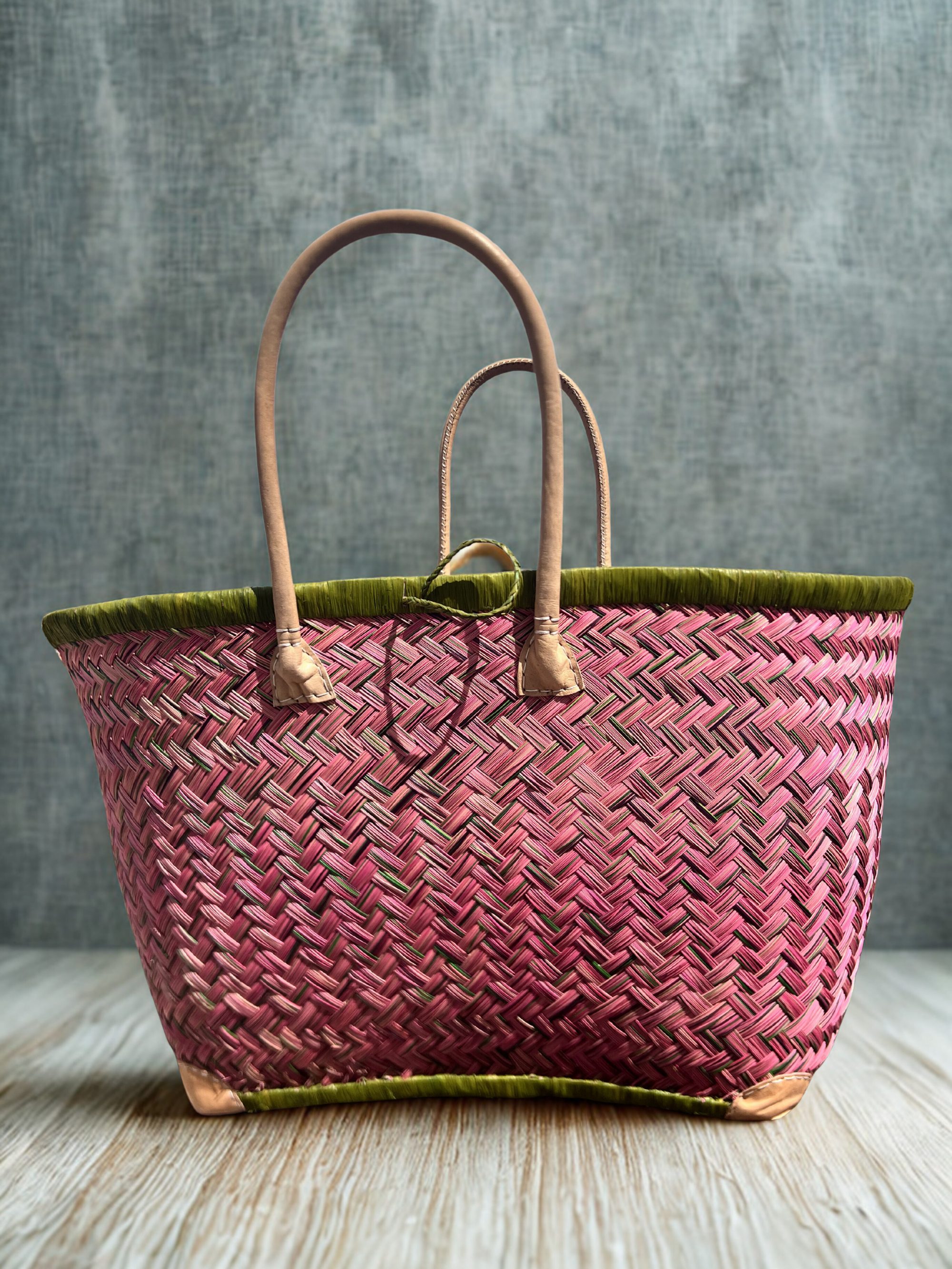 Natural raffia fiber tote